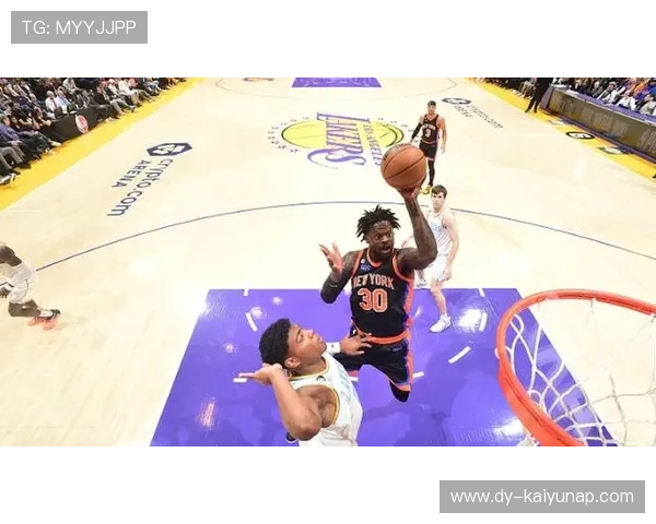 兰德尔顶着对抗完成上篮，尼克斯找到感觉