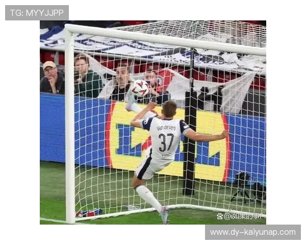 凯恩禁区外精巧分球让热刺形成快节奏射门机会